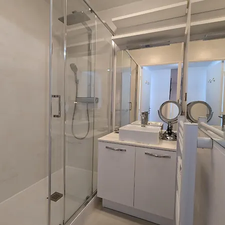 Apartment Centre: Beau T2 53m² Avec Terrasse, Parking, Ascenseur, Proche Et Commerces - Fr-1-420-93 Arcachon
