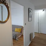 Apartment Centre: Beau T2 53m² Avec Terrasse, Parking, Ascenseur, Proche Et Commerces - Fr-1-420-93 *