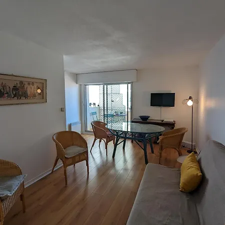 Апартаменты Centre: Beau T2 53m² Avec Terrasse, Parking, Ascenseur, Proche Et Commerces - Fr-1-420-93